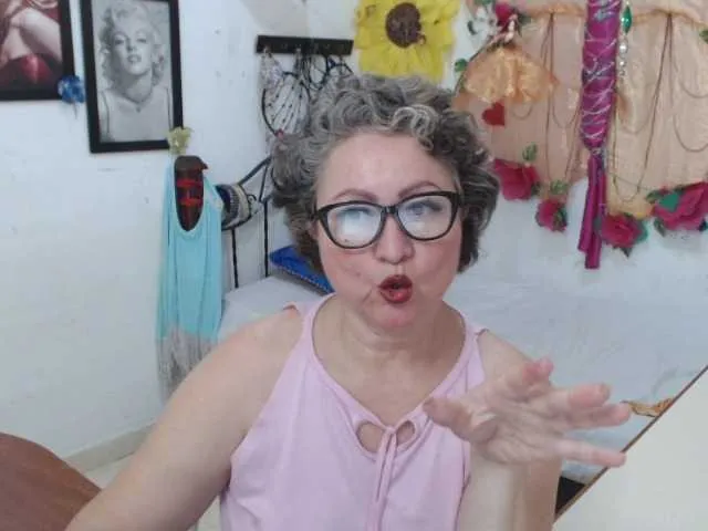 LADYQUEEN520 — naked and masturbacion and naked for you my guys @remain 