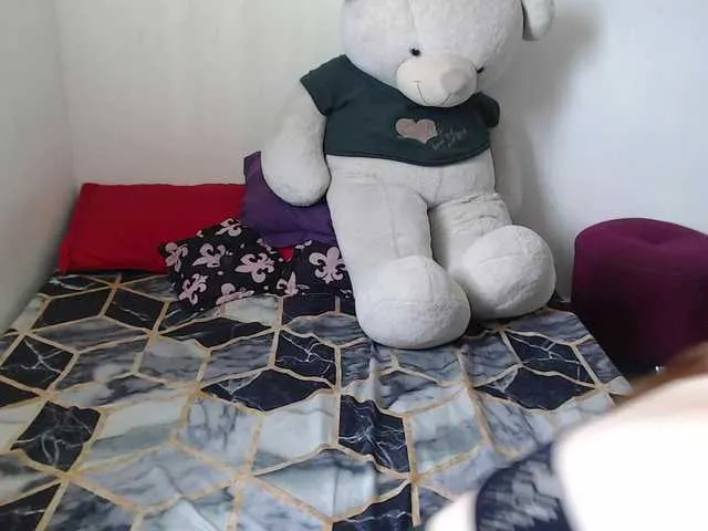 RoussFox — a sexy girl waiting for you.... Would you like to have fun with me... I feel a little horny....