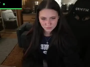 incognitoqueen — hoodie comes off !!! <3 take us private for more spicy action [559 tokens remaining]