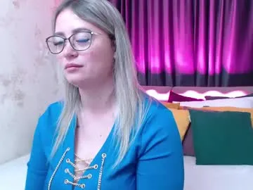 kriiskiss from Chaturbate