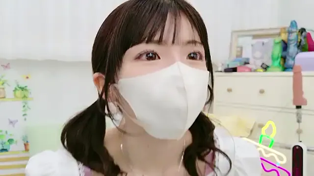 -minami- on StripChat