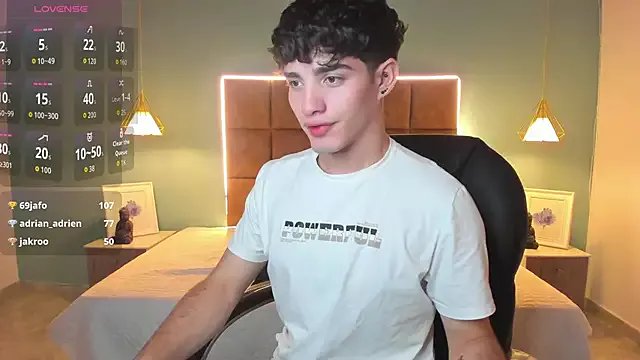 AlejooTwink from StripChat is Freechat