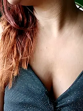 AliceRuivinha2 — Gozando com vibrador