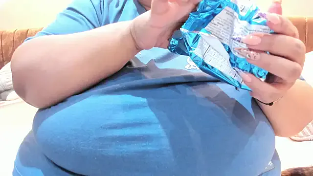 Alisson_am — undress in the kitchen 