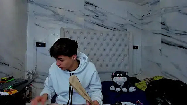 Ari_and_Storm on StripChat