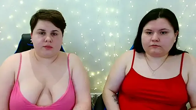 BeckyAndHellen —  Show 2 boobs 