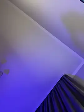 bigJuicyPussy — Suck your finger on your lap