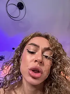 curlynatashaa on StripChat