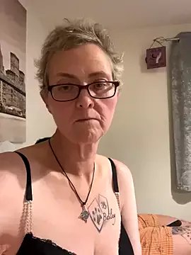 Curvy-Jinx from StripChat is Freechat