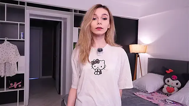 DarlineHoldness — play with hard nipples under my top!