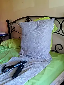 StripChat emiliemilf is Freechat emiliemilf — Retire haut