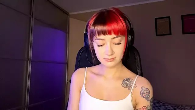 EmilySkyline from StripChat is Freechat