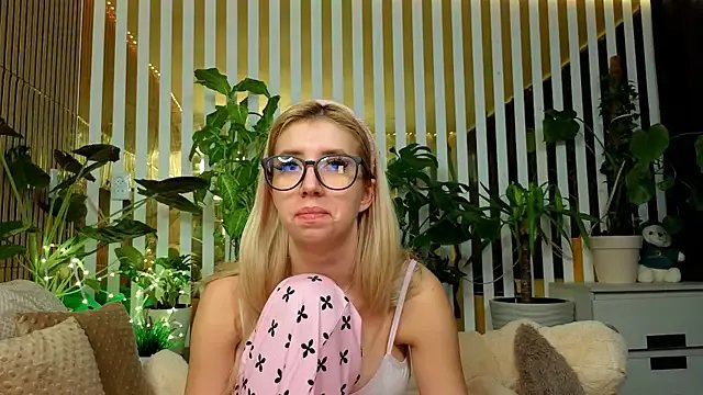 FlowweerGirl from StripChat is Freechat