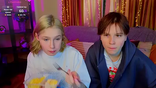 Girls_Fingers — french kiss