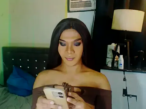 GoldenCumTYRA on StripChat
