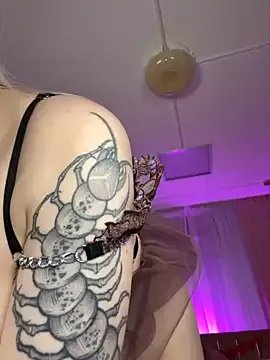 HugeBoobsAlice from StripChat is Freechat