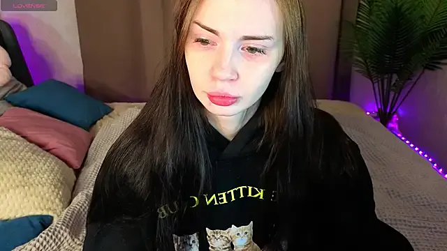 Jennie_Hunter — Even closer... almost touching pussy