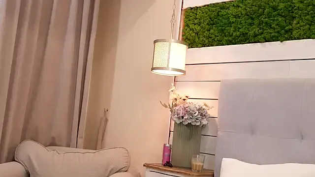 LadyAnyaa — Topless naughty dance