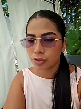 Laura_Maverick — SEXY striptease + Toy control x5mn