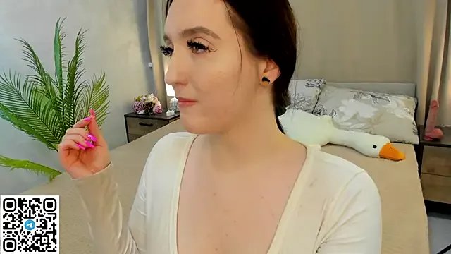 Lesley_Wings from StripChat is Freechat