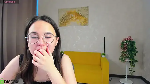 leylamirage — pussy flashing for a couple of seconds