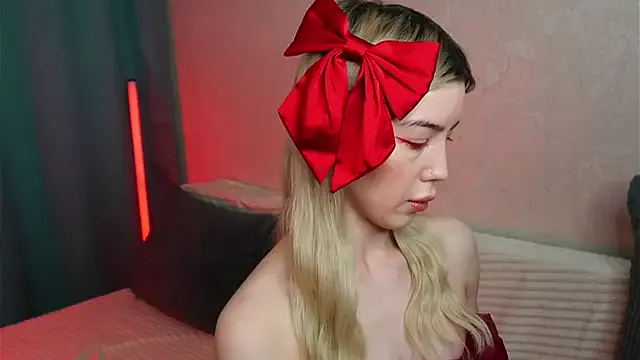 LindaThackerr — bare back tease and flex
