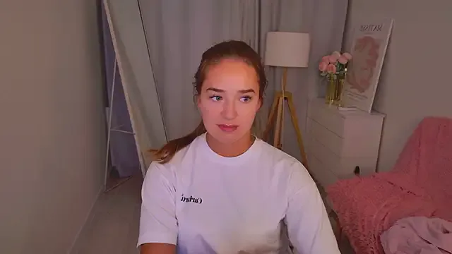 LovelyJessie — strip + naked tits