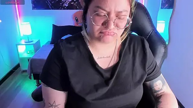 lucky-leah from StripChat is Freechat