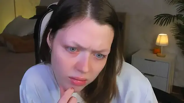 Lunar_Lily on StripChat