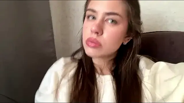 LypsiXo — suck 2 fingers in bra