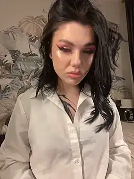 MaeveMoon — I play with my pussy and dildo ;)