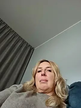 MariaRichi_ from StripChat is Freechat