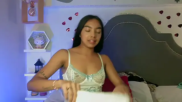 pocahontamoon on StripChat