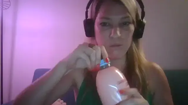 Pxetiteblonde1 on StripChat