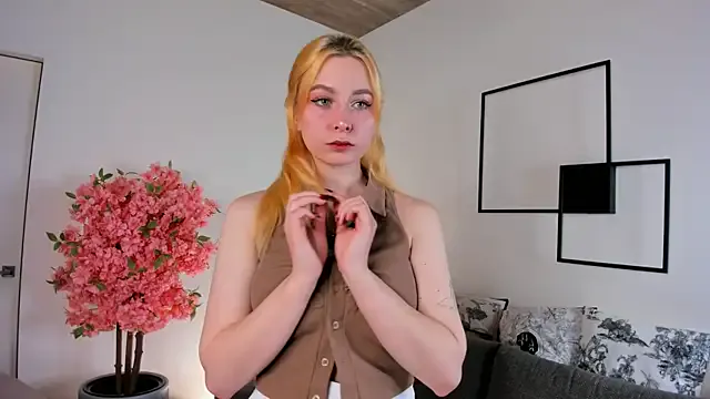 TwinkleFox — Flash boobs